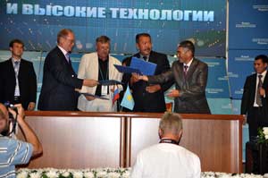 Директора ООПТ России и Казахстана обмениваются подписанными соглашениями о сотрудничестве. Фото из архива Тигирекского заповедника