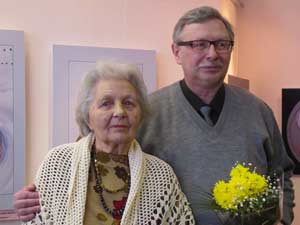 Александр Волобуев на открытии выставки со своей мамой