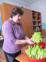 Елена Петровна Соколова готовит корм для черепашек
