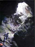 Под верхним входом в пещеру. Фото В. Вистингаузена